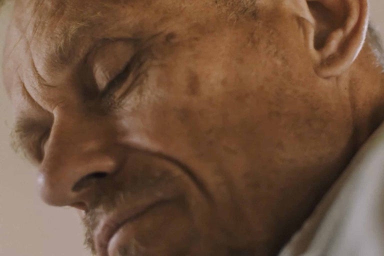 Nahaufnahme eines Mannes mit geschlossenen Augen.