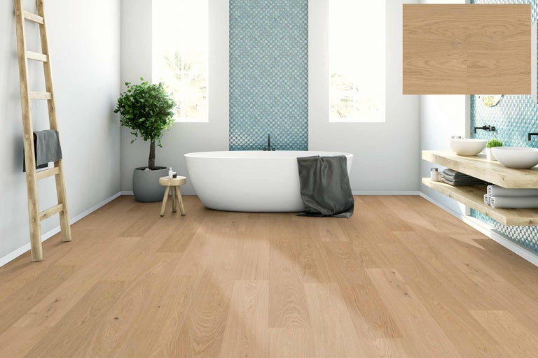 Helles Badezimmer mit Badewanne, Holzboden und Dekoleiter