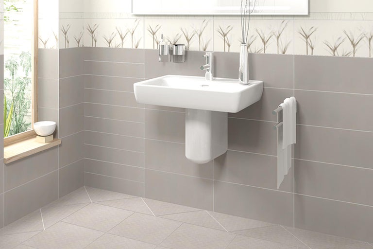 Modernes Badezimmer mit Waschbecken, Fliesen und Fenster