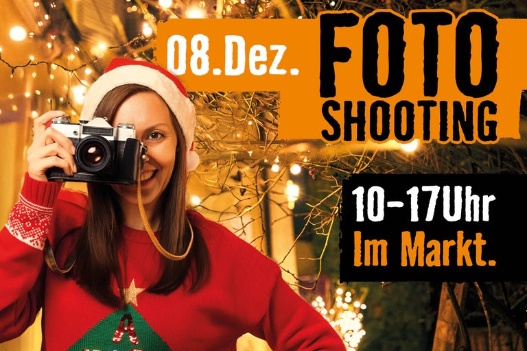 Frau mit Weihnachtsmütze macht Foto mit Kamera bei Fotoshooting am 08. Dezember von 10 bis 17 Uhr im Markt.