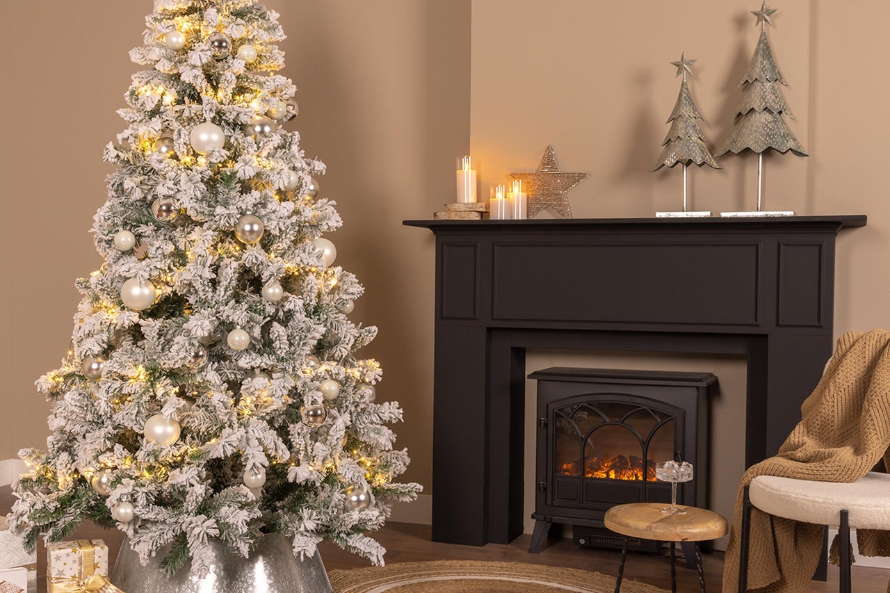 Weihnachtsszene mit geschmücktem Baum, Kamin und Dekorationen für eine festliche Atmosphäre