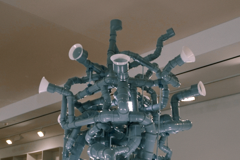 Installation aus grauen Kunststoffrohren und Trichtern unter einer Decke