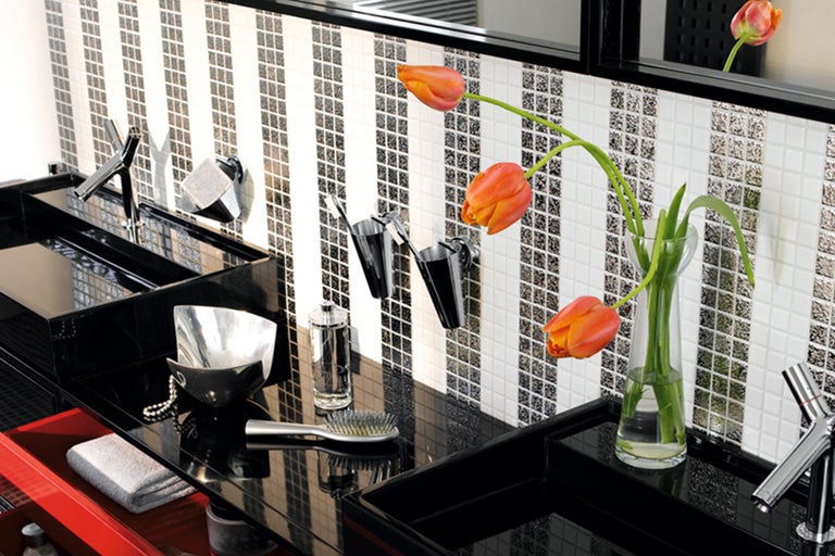 Badezimmer mit Waschbecken, Armaturen, Mosaikfliesen und Accessoires