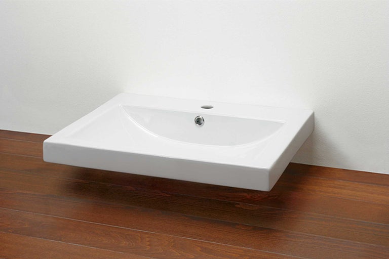 Keramikwaschbecken zur Wandmontage im Badezimmer.