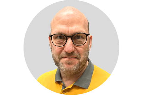 Porträt eines Mannes mit Brille