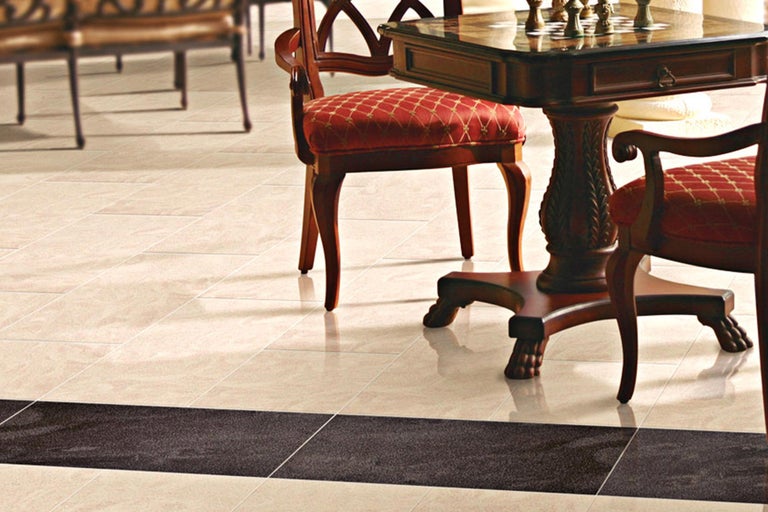 Szene mit Fliesenboden und Möbeln