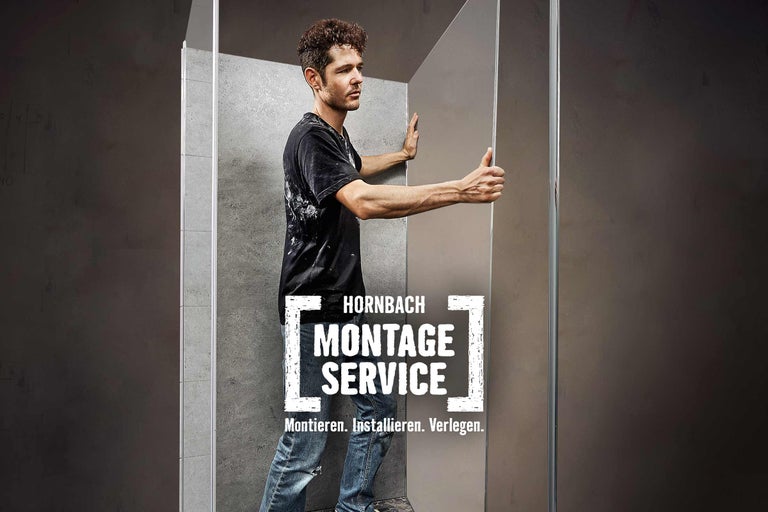 Mann montiert Duschwand mit Hornbach Montageservice.