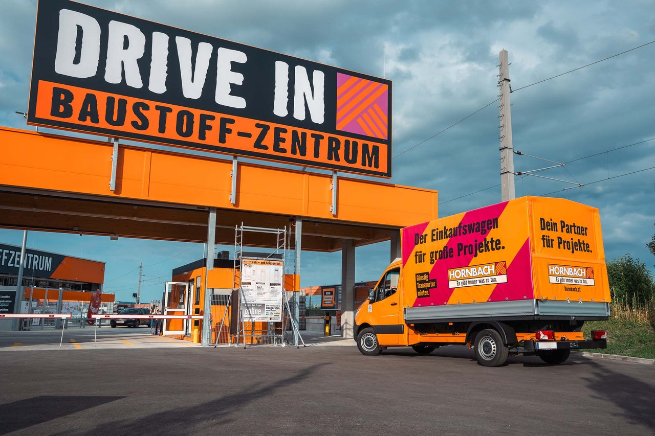 HORNBACH Drive In Baustoffzentrum mit Lieferwagen