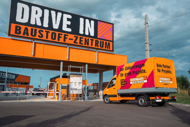 HORNBACH Drive In Baustoffzentrum mit Lieferwagen