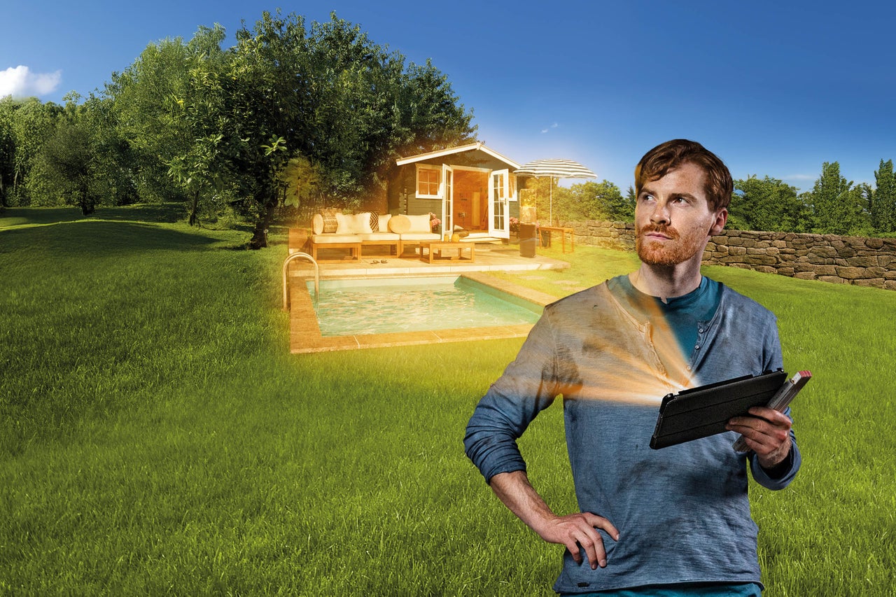Ein Mann mit Tablet plant einen Garten mit Pool und Gartenhaus.