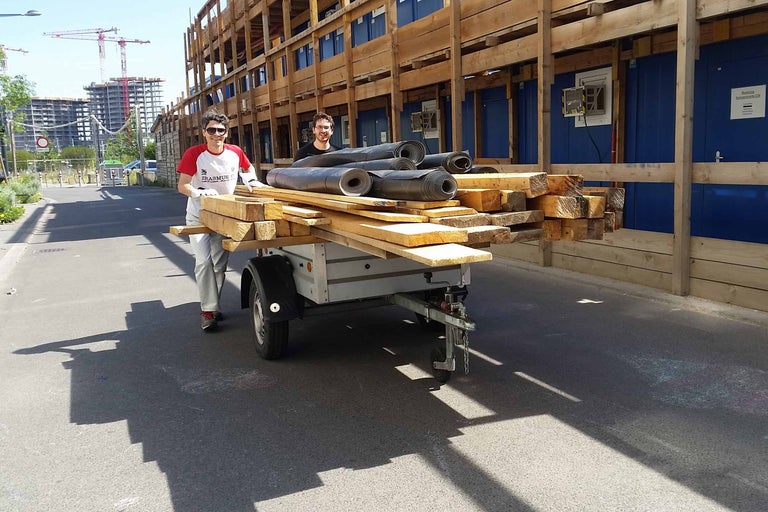 Anhänger mit Holz und Dachpappe beladen