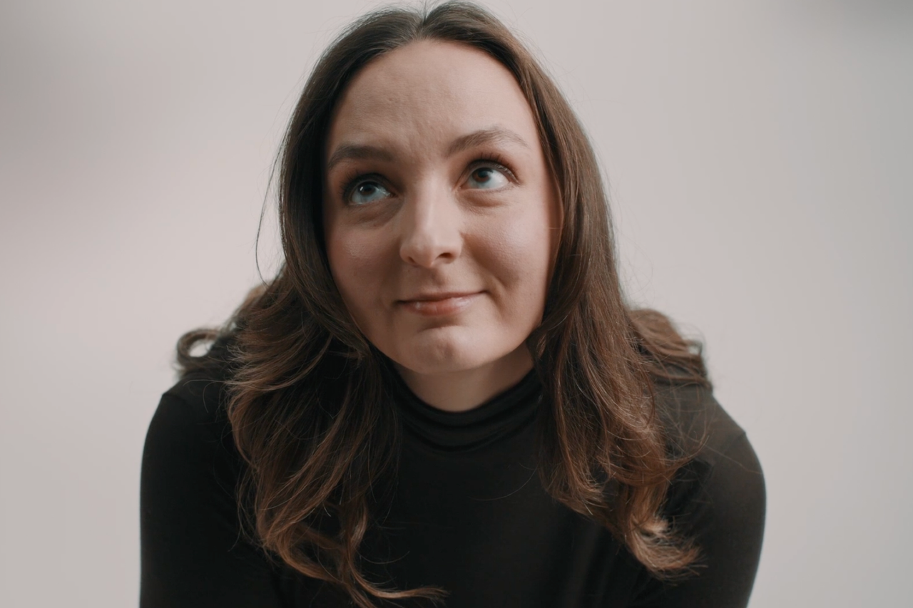 Porträt einer Frau, die nach oben blickt