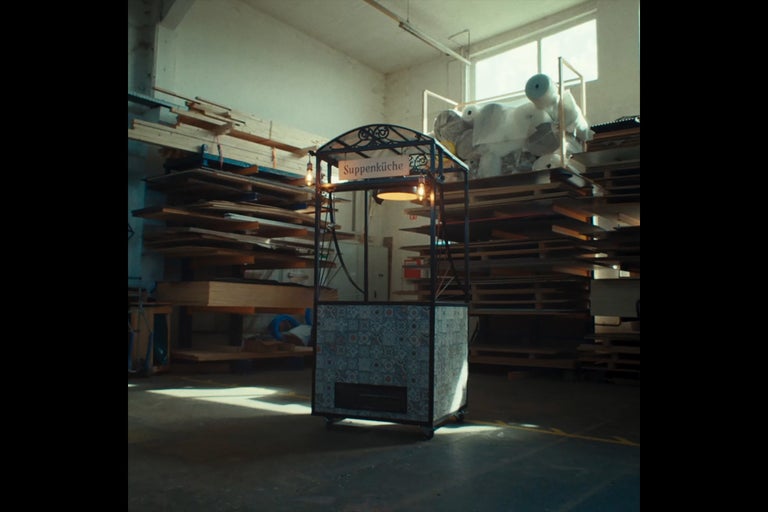 Suppenküche mit Beleuchtung und gemusterten Paneelen