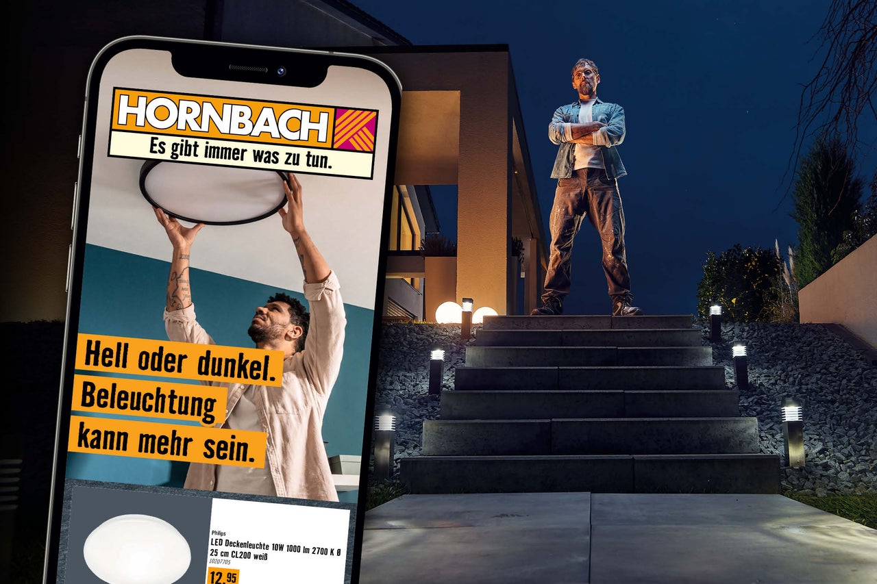 Ein Smartphone zeigt das Hornbach Logo und Philips LED Deckenleuchten, während ein Mann bei Nacht vor einem modernen Haus auf einer Treppe steht.