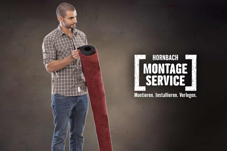 Mann hält eine rote Teppichrolle; Hornbach Montageservice