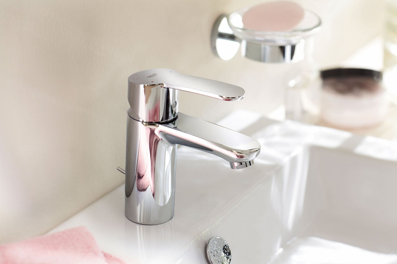 Glänzende Armatur auf einem Waschbecken mit Seifenschale