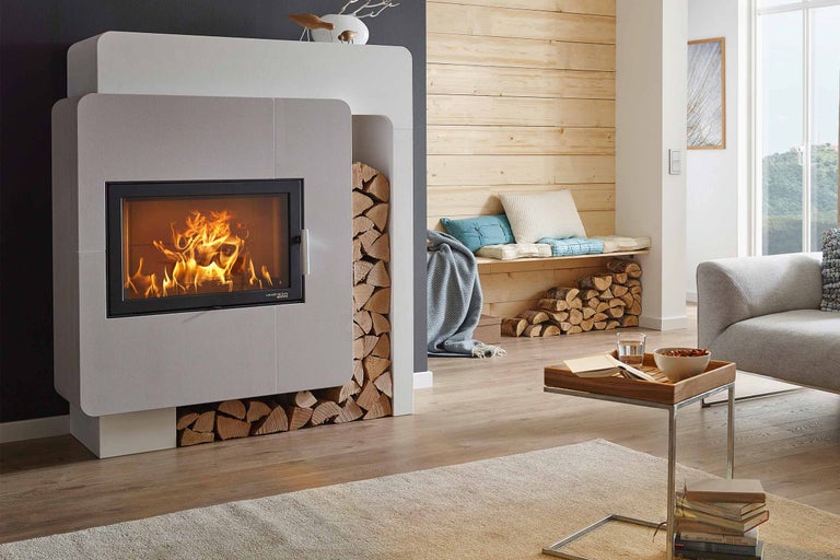 Wohnzimmer mit Kaminofen und Holzregal