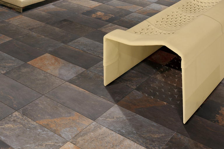 Verlegung von Bodenfliesen mit natürlicher Optik und einer Sitzbank