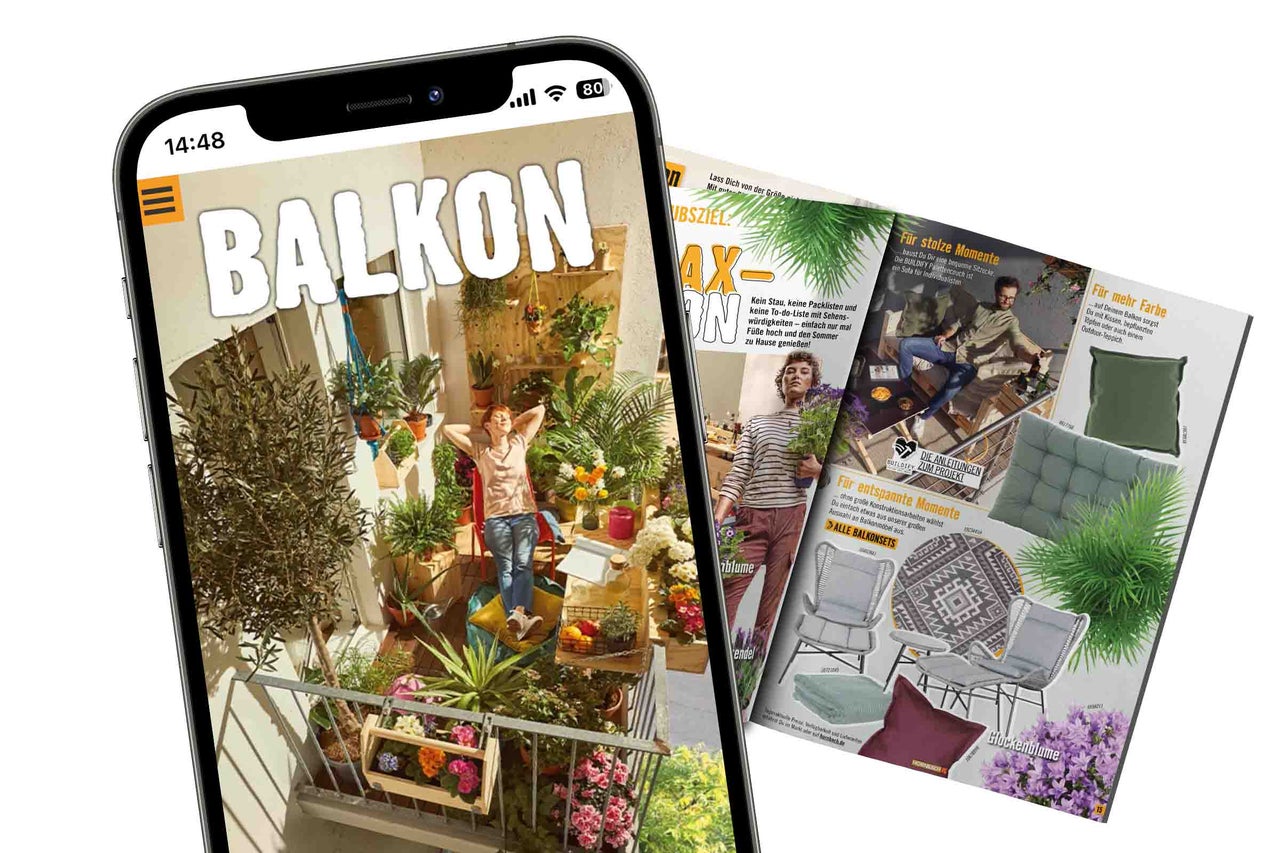 Ein Smartphone zeigt eine Hornbach Balkonmagazin Seite mit einer Frau auf einem bepflanzten Balkon und Produktvorschlägen.