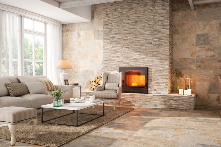 Wohnzimmer mit Sofa, Sessel, Couchtisch und Kamin mit Natursteinverkleidung