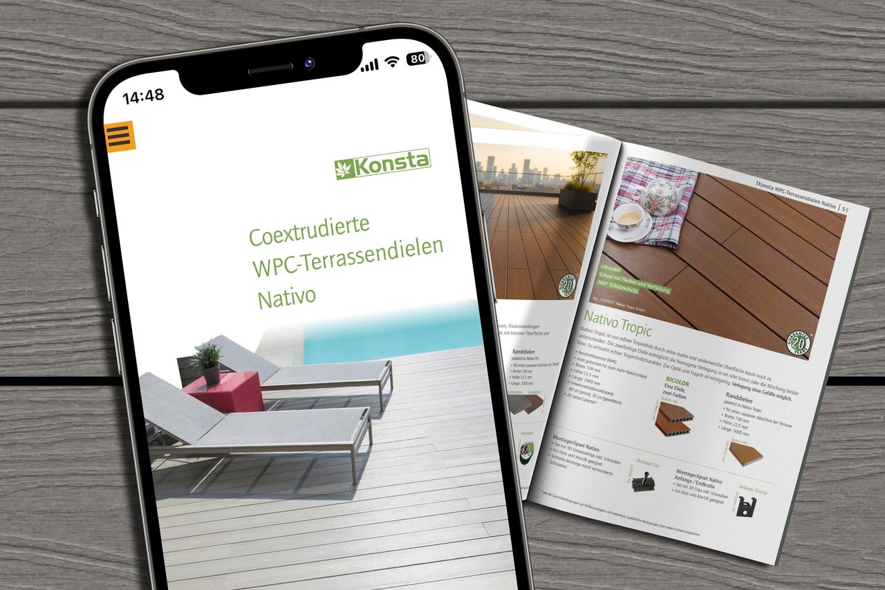 Smartphone zeigt digitale Konsta Broschüre für coextrudierte Terrassendielen aus Holz-Kunststoff Nativo neben gedruckten Prospekten auf Holzfläche.