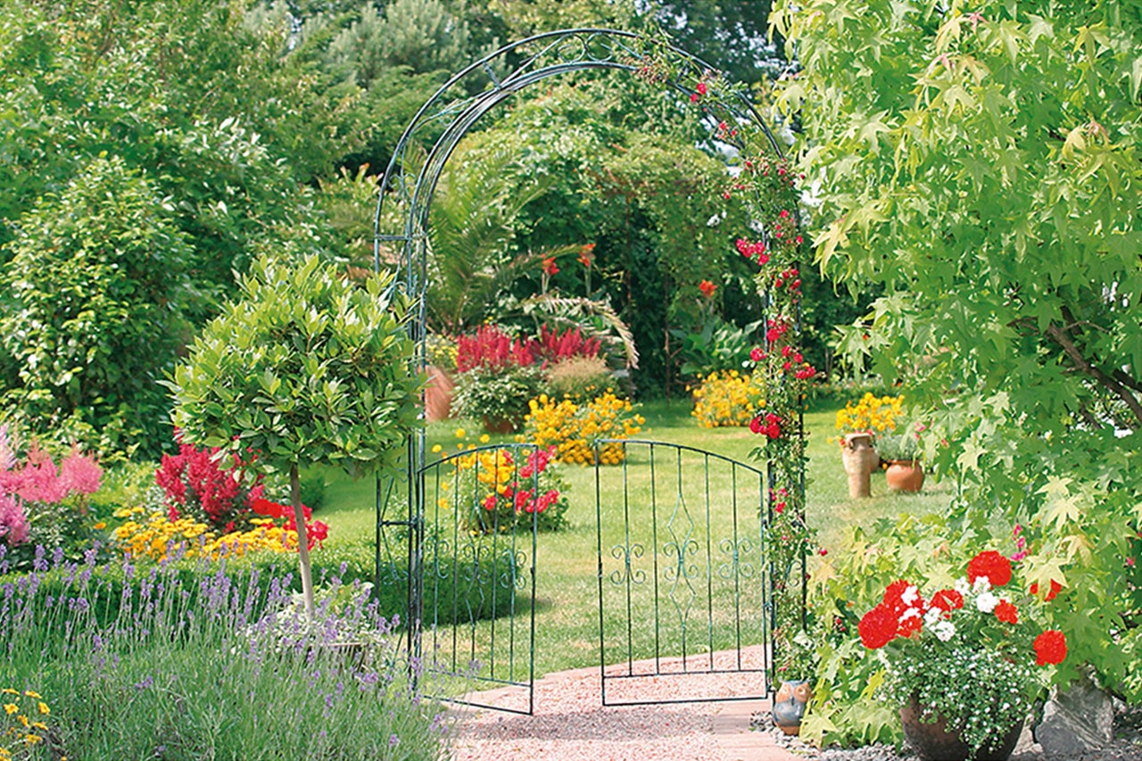 Gartenansicht mit Torbogen, Gartentor und Blumen