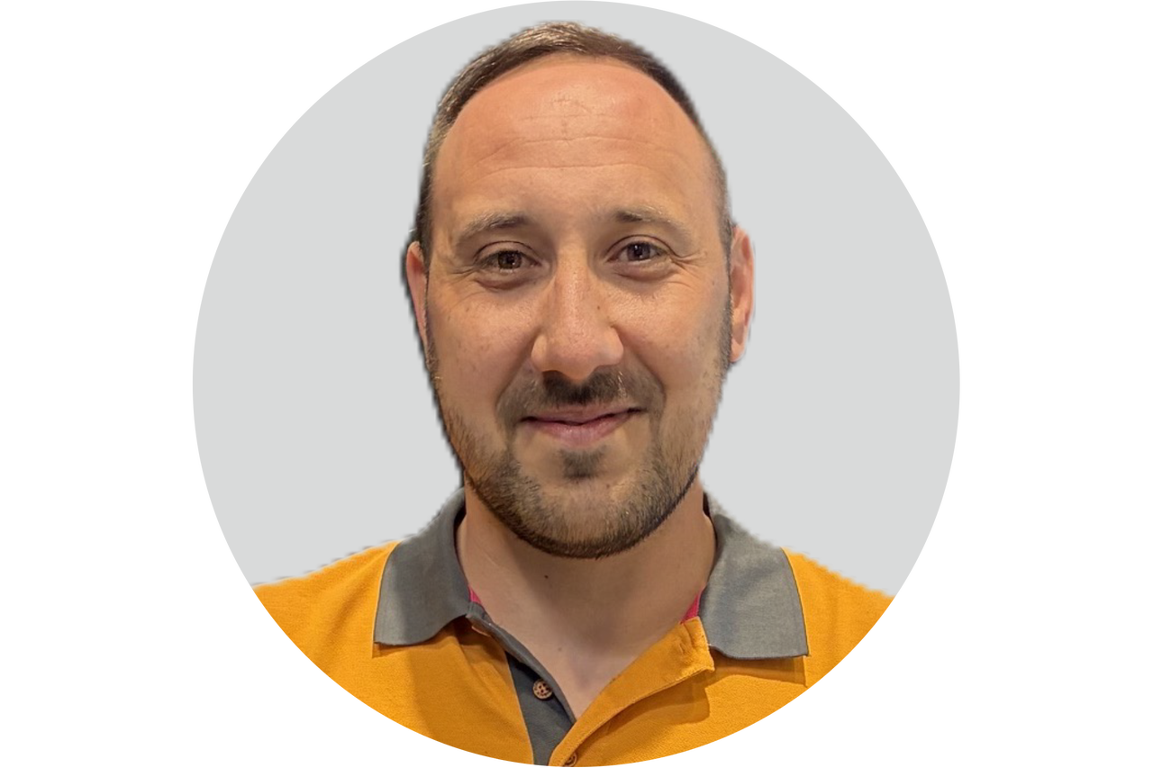 Porträt eines Hornbach Mitarbeiters mit Polohemd im Profilbild.