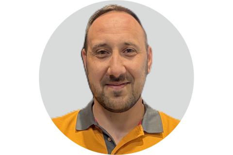 Porträt eines Hornbach Mitarbeiters mit Polohemd im Profilbild.