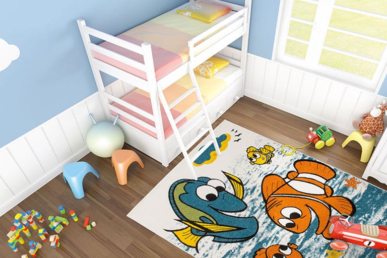 Kinderzimmer mit Etagenbett und Teppich mit Fischmotiven.