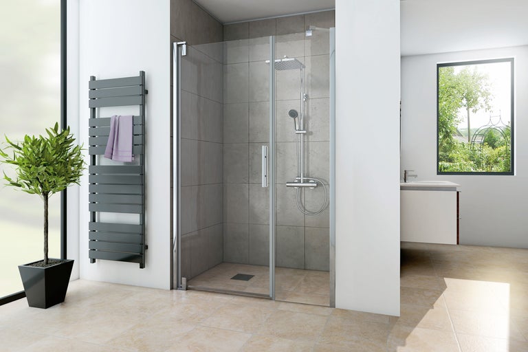 Helles Badezimmer mit ebenerdiger Dusche, Handtuchwärmer und Waschtisch