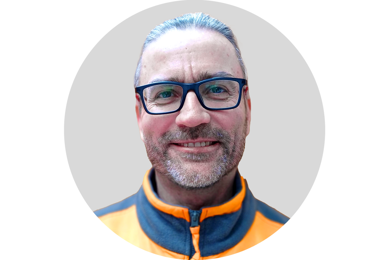 Porträt eines Mannes mit Brille und Jacke