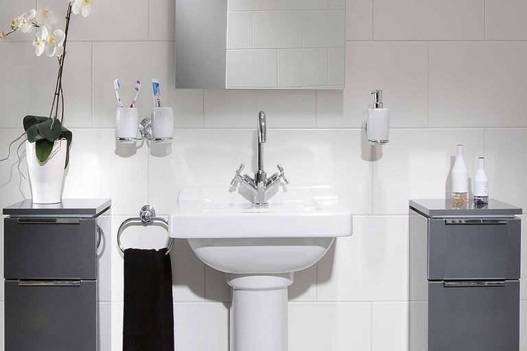 Helles Badezimmer mit Waschtisch, Unterschränken und Accessoires