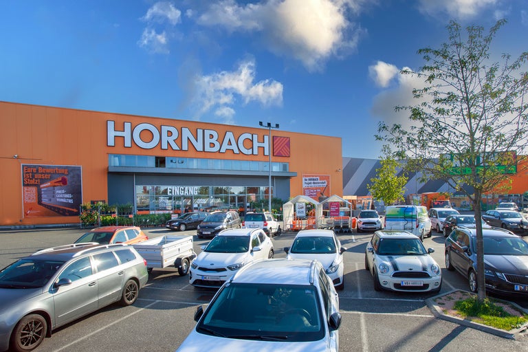 Hornbach Baumarkt Außenansicht mit Parkplatz und Kundenfahrzeugen