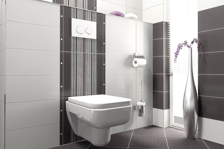 Modernes Badezimmer mit Wand-WC, Fliesen und Badaccessoires für ein stilvolles Ambiente.