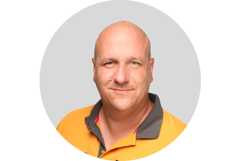 Porträt eines freundlichen Hornbach Mitarbeiters mit Hornbach Logo auf dem Poloshirt