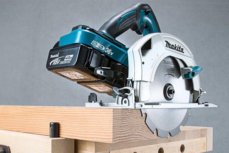 Makita Akku-Handkreissäge beim Sägen eines Holzstücks