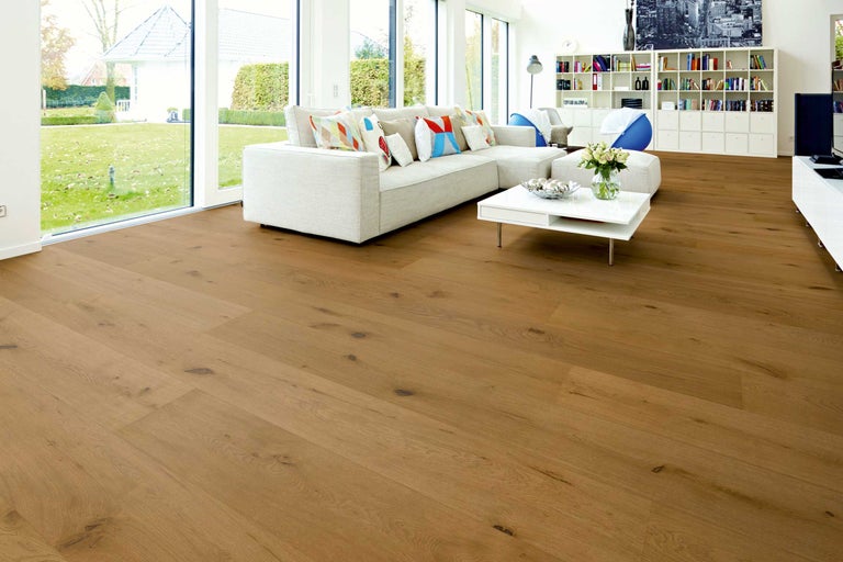 Wohnzimmer mit hellem Sofa und Holzboden