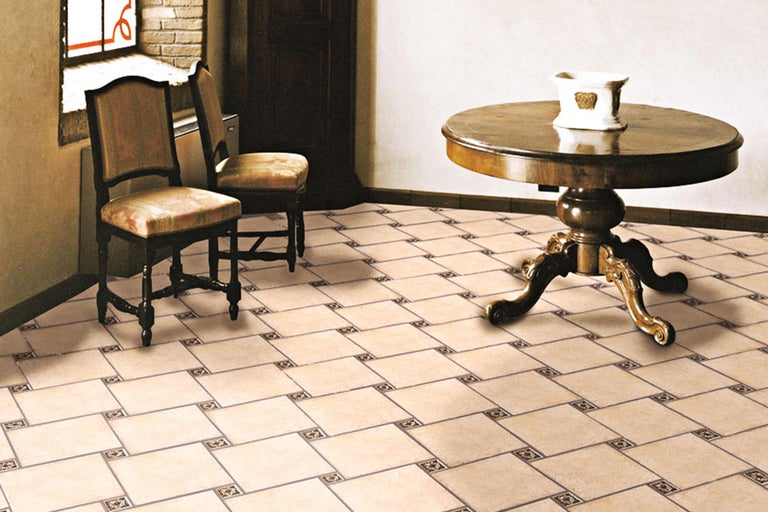 Raumansicht mit Fliesenboden, Tisch und Stühlen