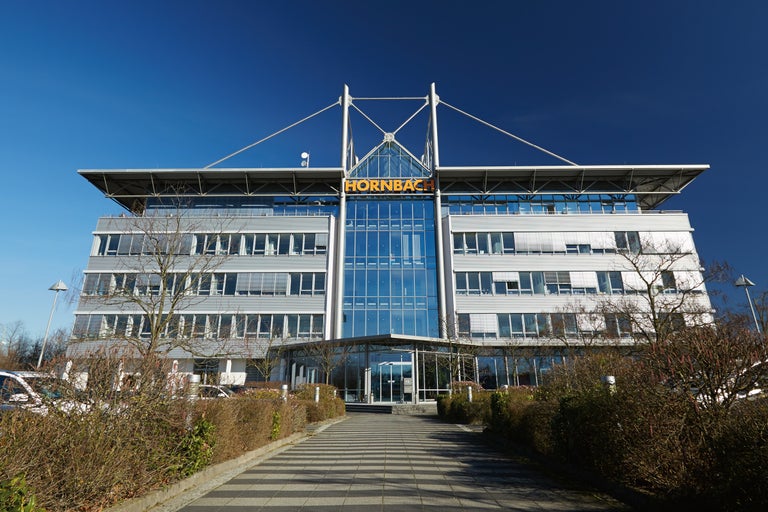 Hornbach Gebäudeansicht bei Tageslicht