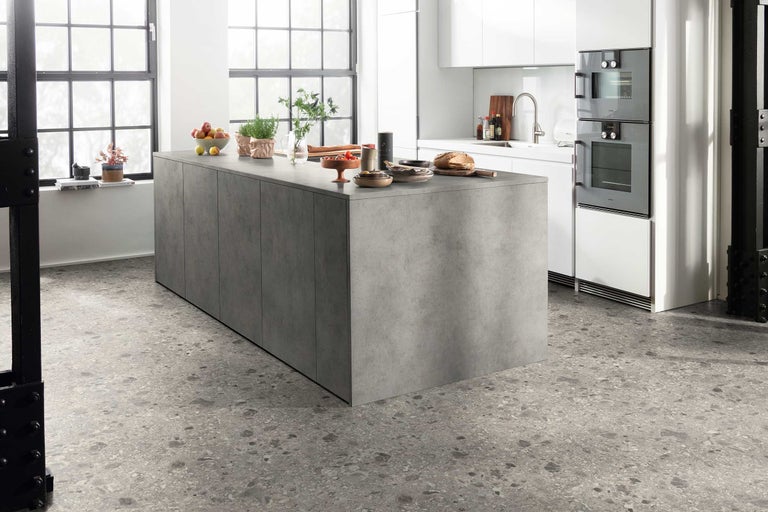 Moderne Küche mit Kochinsel und Terrazzoboden