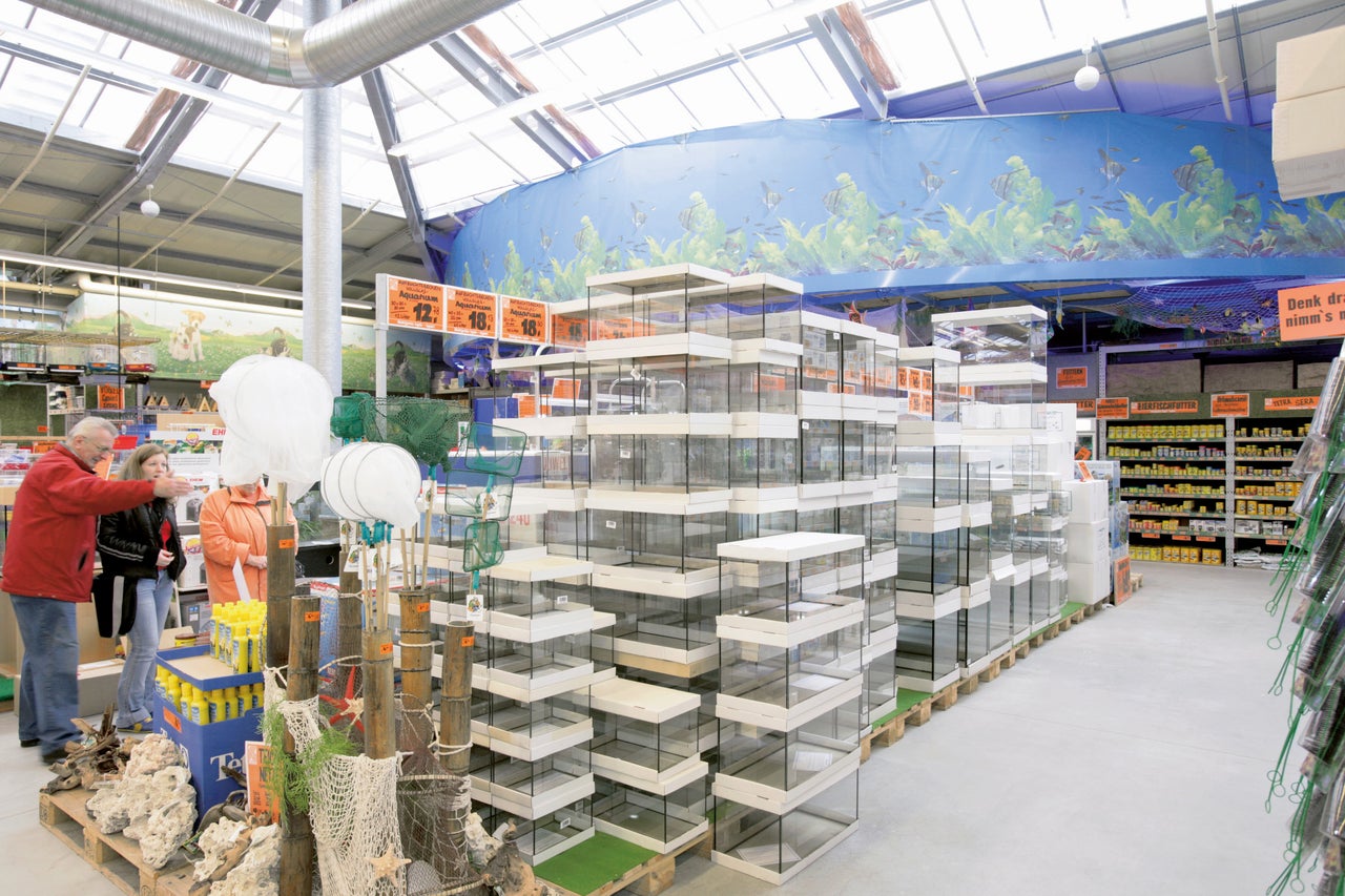 Innenaufnahme eines Hornbach Marktes mit Regalen mit Aquarien und Zubehör.