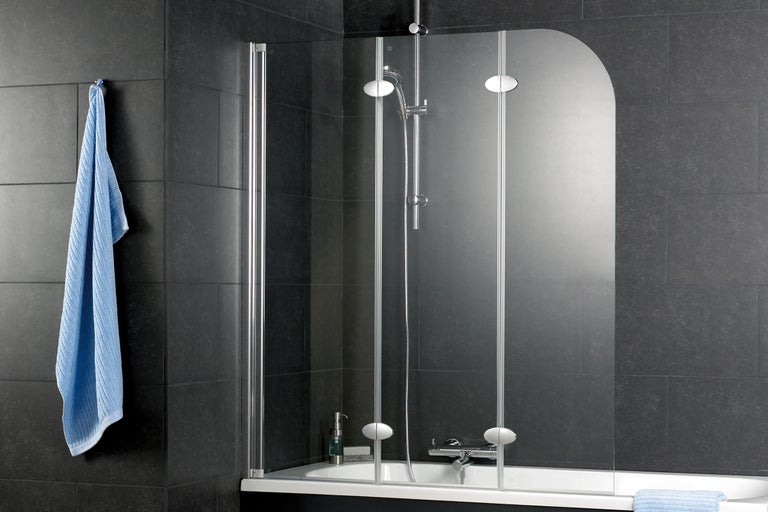 Bad mit Badewannenaufsatz aus Glas und Handtuch