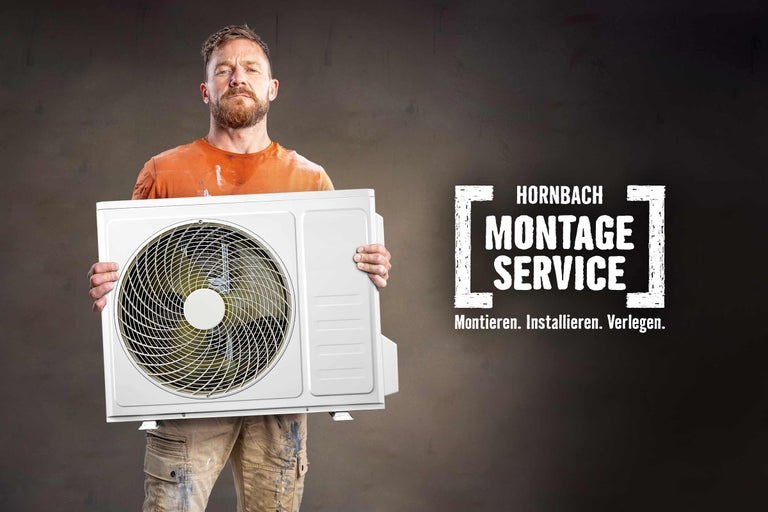 Ein Mann hält eine Klimaanlage für den Hornbach Montageservice.