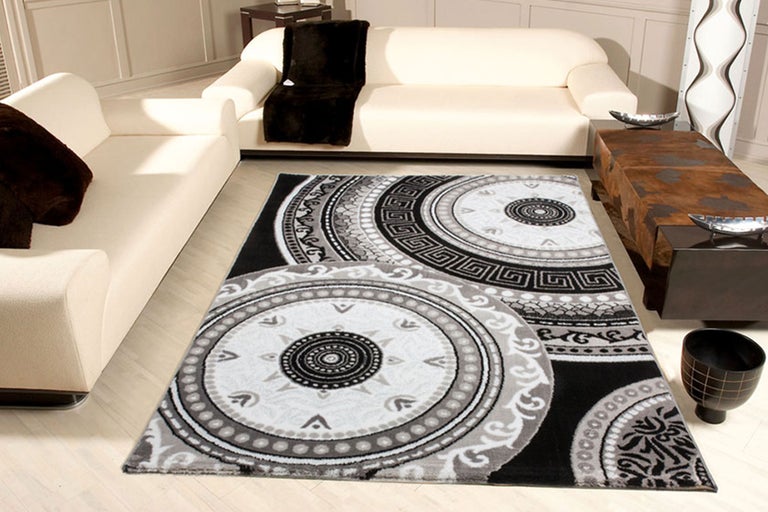 Gemusterter Teppich in einem Wohnzimmer mit Sofas und Couchtisch