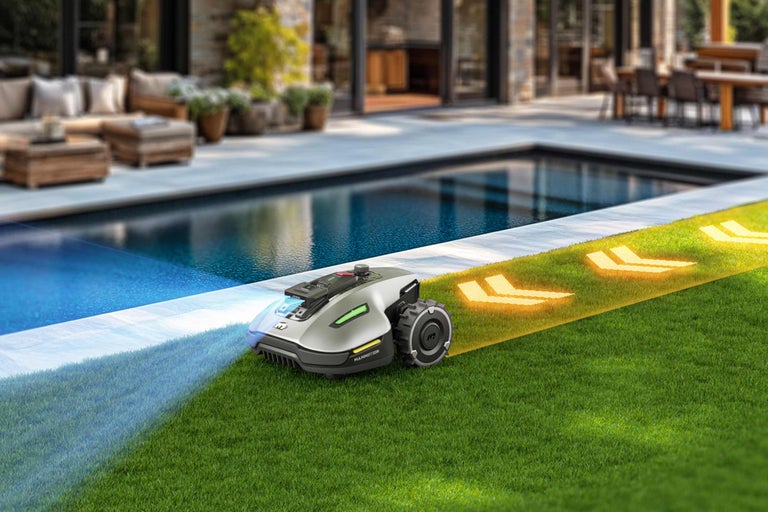 Rasenmähroboter bei der Arbeit in einem Garten mit Pool.