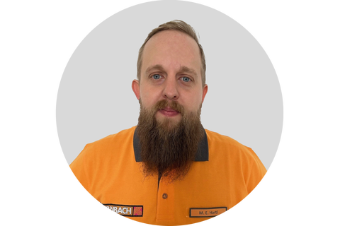 Porträt eines Mitarbeiters in orangefarbenem Hornbach Poloshirt