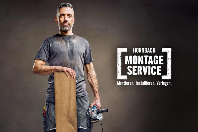 Hornbach Montageservice: Mann hält Holzbrett und Winkelschleifer.