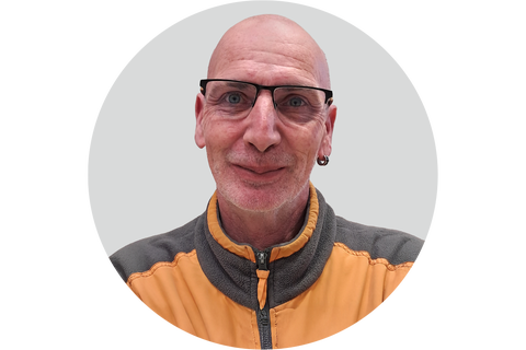 Porträt eines Mannes mit Brille und Fleecejacke