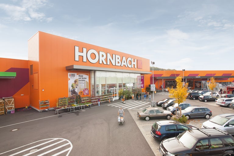 Außenansicht eines Hornbach Baumarktes mit Parkplatz und Kunden