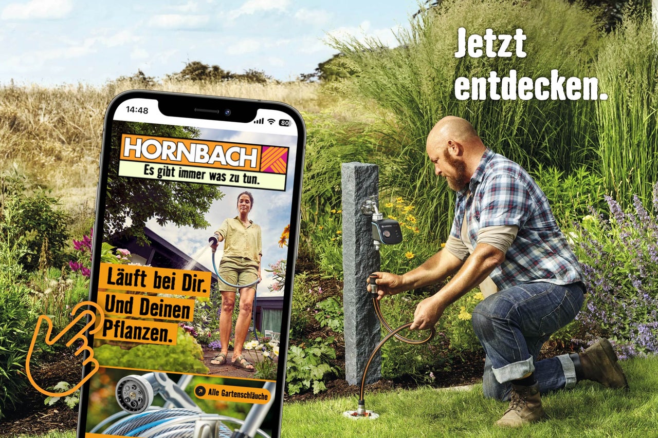 Ein Mann kniet im Garten und schließt einen Gartenschlauch an eine Wassersteckdose an. Daneben ein Smartphone mit der Hornbach App.